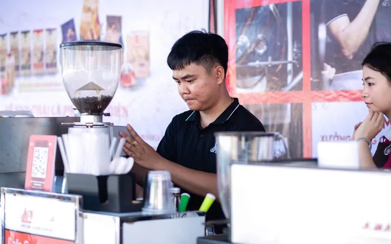 Kỹ thuật viên setup máy pha cà phê chuyên nghiệp