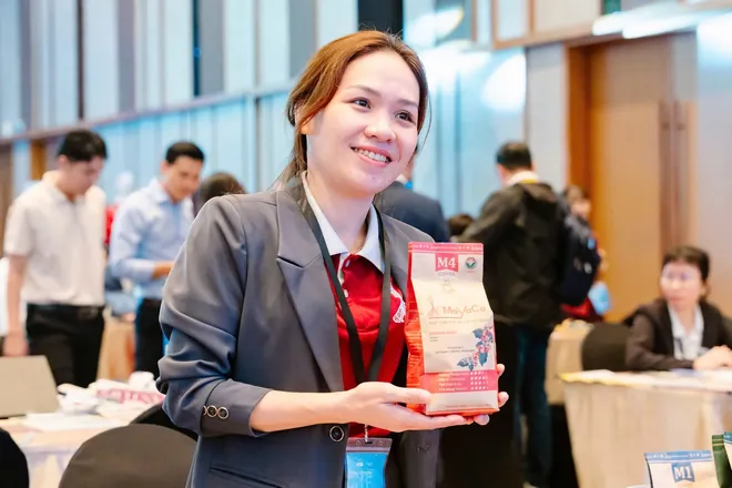 Nhân viên MaYaCa giới thiệu cà phê M4 tại hội nghị