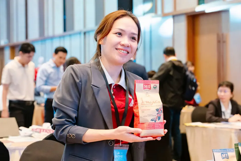 Nhân viên MaYaCa giới thiệu gói cà phê M4 tại hội nghị